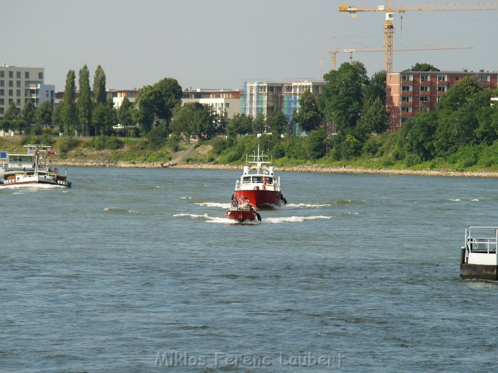 Einsatz Loeschboot und Rettungsboot Koeln Muelheim  P02.JPG